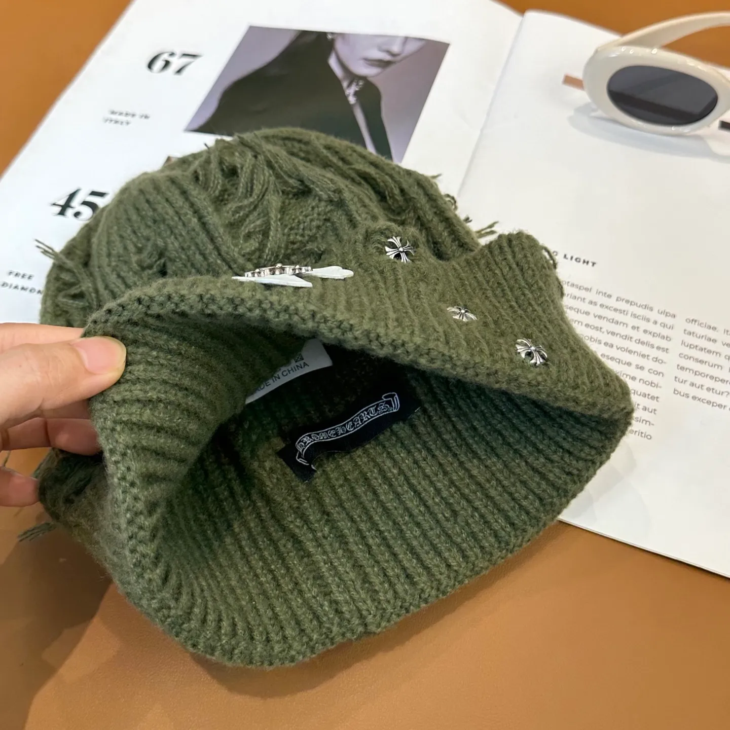 P70 🤍Chrome hearts new autumn and winter cross knitted hat🧶 One of the must-have hats in autumn and winter~ It really looks good on whoever wears it~, it is also a perfect match in black and white and gray in autumn~